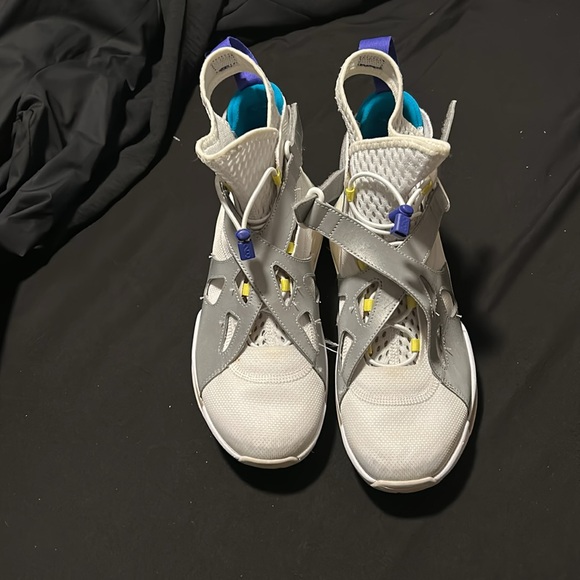 Jordan Women's White and Gray Sneakers - Picture 4 of 7